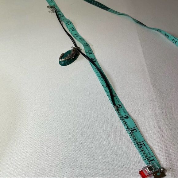 Gecko 🦎 on turquoise nugget necklace - Picture 5 of 8